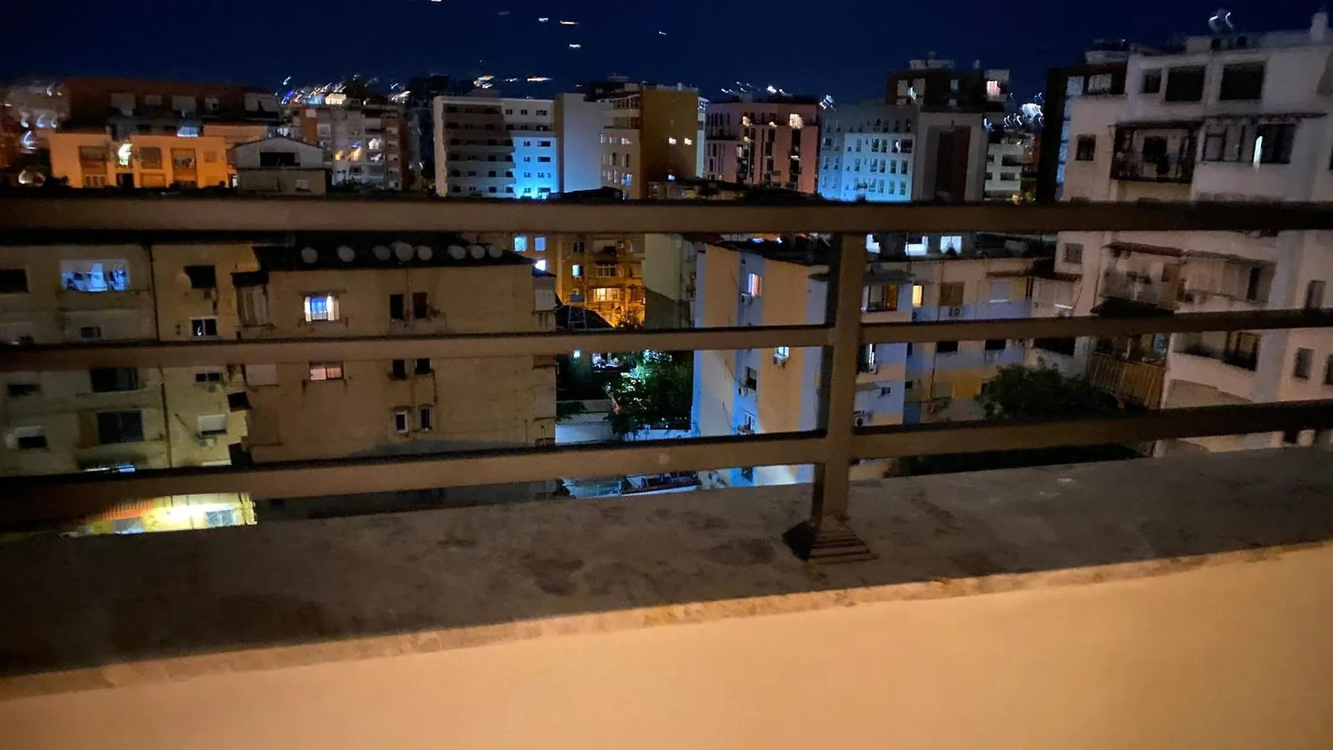 Klik Belview Center Apartment ティラナ