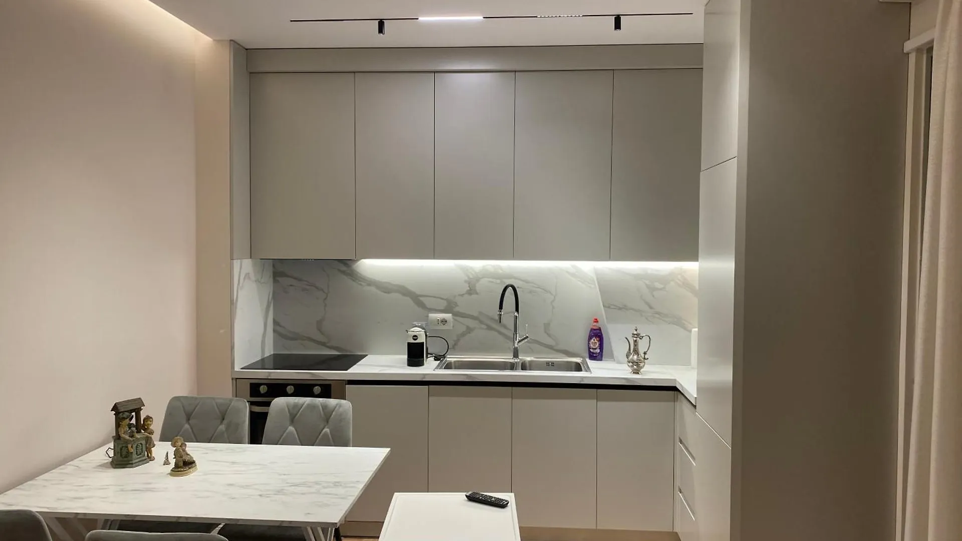 Klik Belview Center Apartment ティラナ