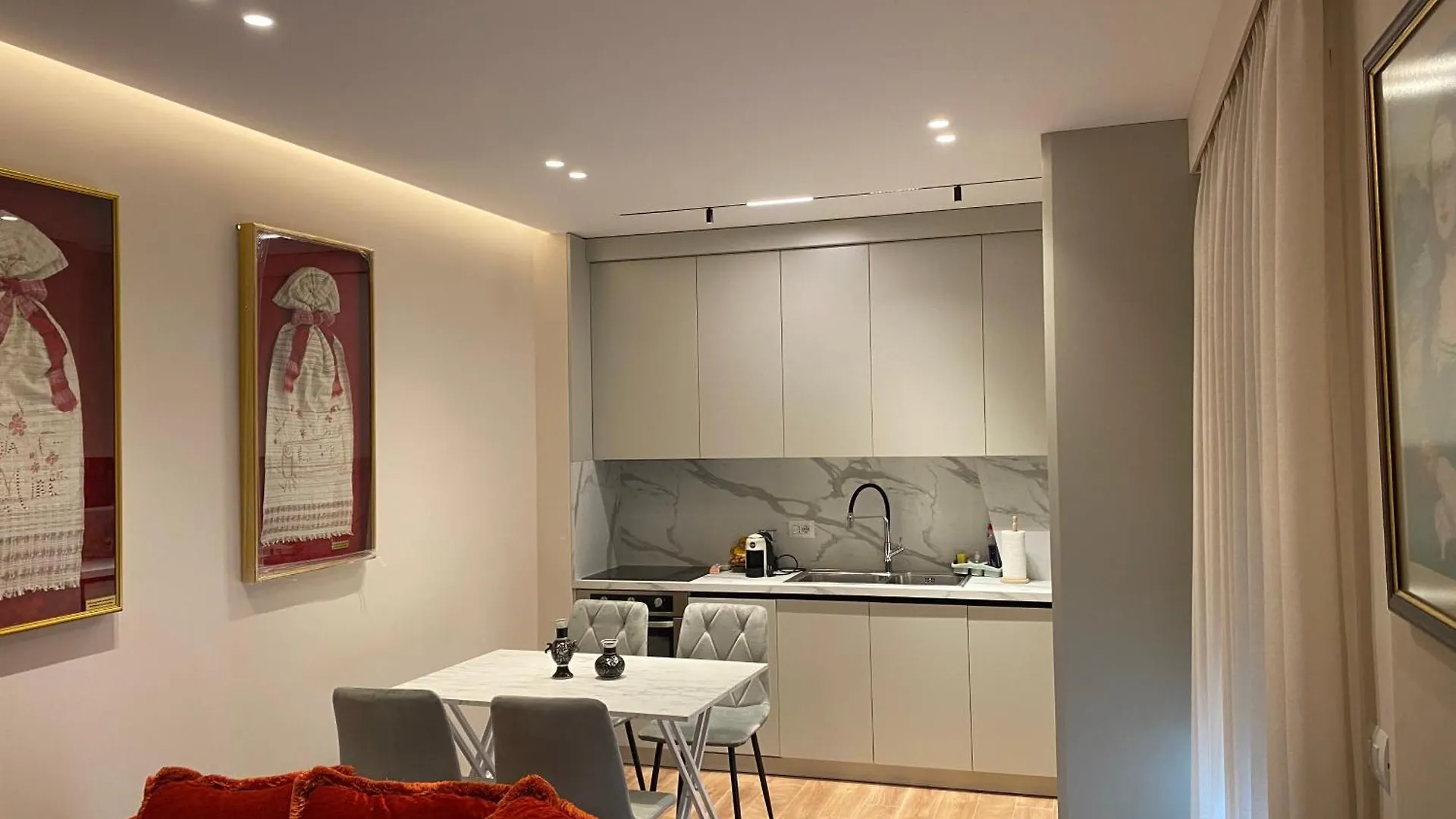 Klik Belview Center Apartment ティラナ アルバニア